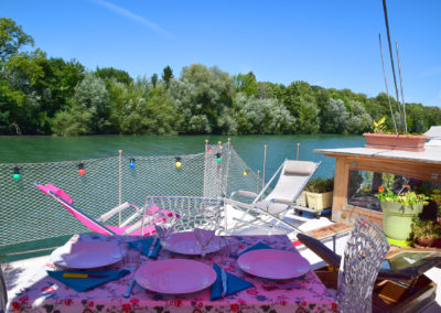 Marbioré : la terrasse avec la vue sur la Marne et ses bateaux pour se détendre et manger.